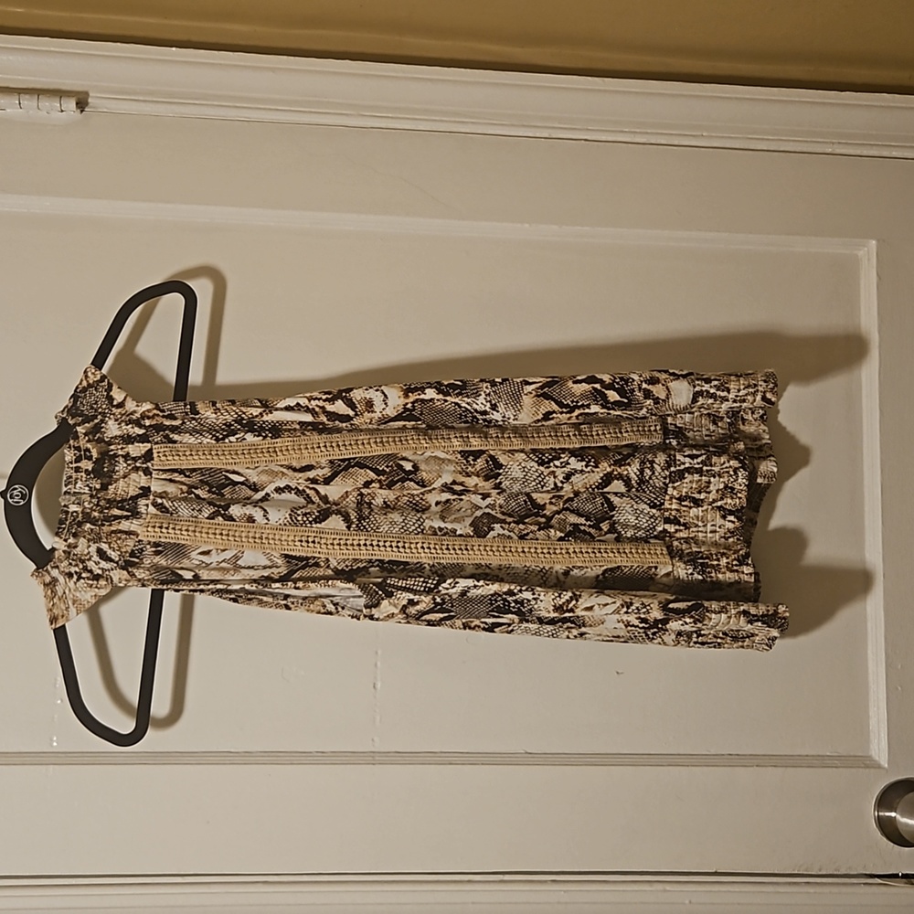 💖5/15.00 BUNDLE AND SAVE💖Fever  by Macys Snakeskin Look Blouse